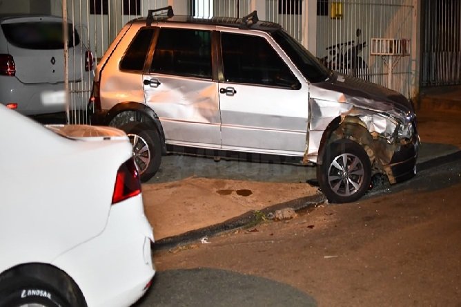 Motorista de caminhonete bate em 4 carros, foge e é preso pela PM