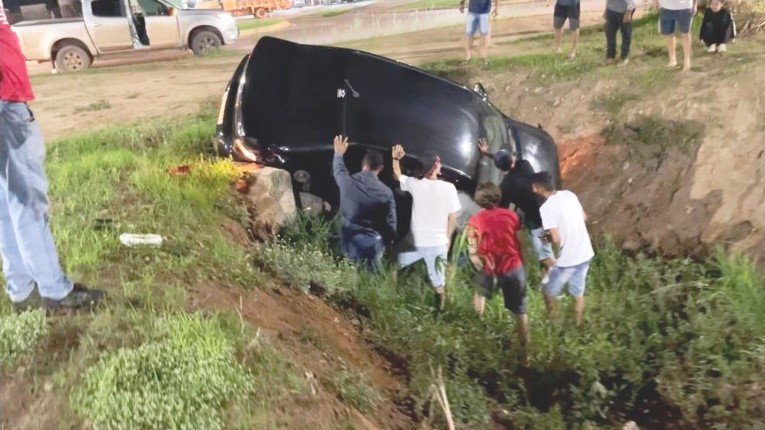 Veículos colidem e um deles para no meio de uma vala em Sinop