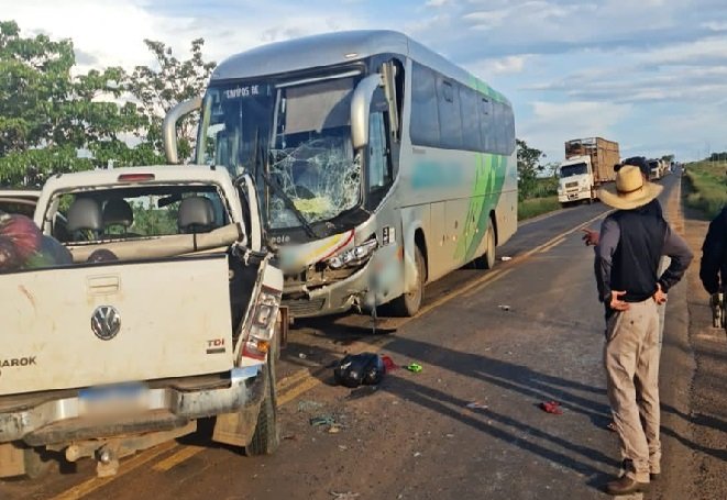 Duas pessoas morrem em acidente entre caminhonete e ônibus em MT