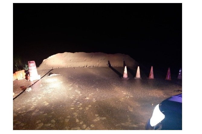 Motociclista morre ao bater contra monte de areia
