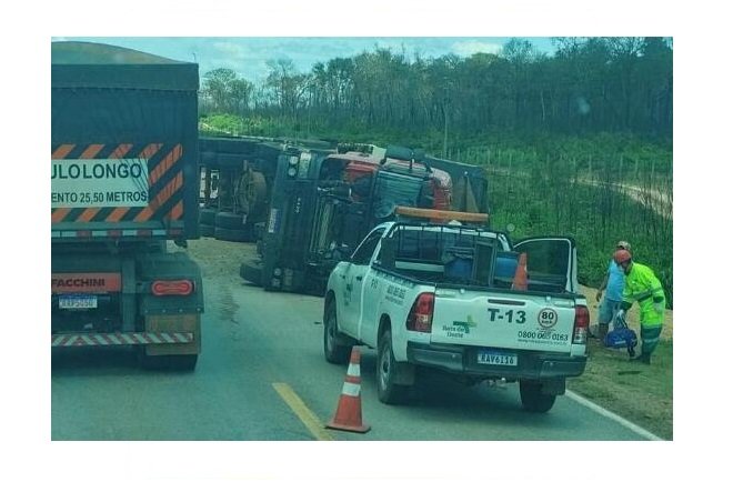 Carreta carregada com grãos tomba na BR-163