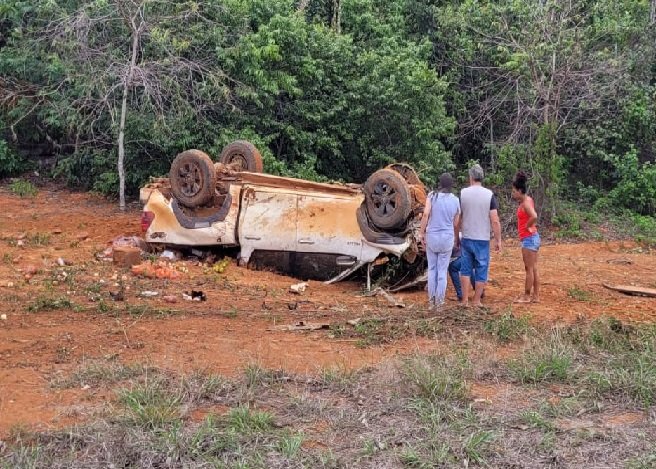 Pneu de Hilux estoura e carro capota em MT