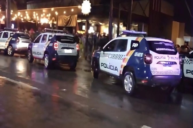 Policial é preso por atirar em bar após ver a mulher abraçar cantor e agredir PMs