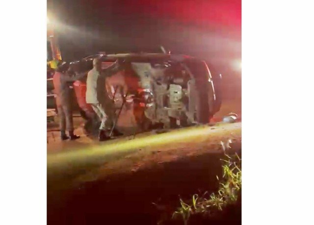 Carro capota próximo do Parque de Exposição de Colíder. (Video)
