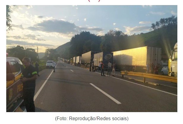 Caminhoneiros interditam rodovias após Lula ser eleito presidente do Brasil