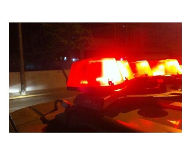 Homem é preso por enforcar e ameaçar esposa de morte com agulha de crochê
