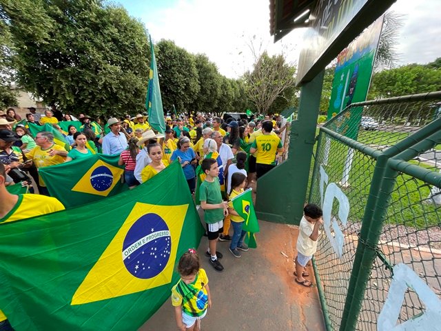 População de Colíder lotam frente do Tiro de Guerra em ato democrático e pedido de Intervenção Federal Já. (Vídeo)