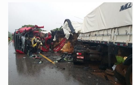 Carretas colidem e motorista morre atingido por carga de madeirite em Nova Mutum