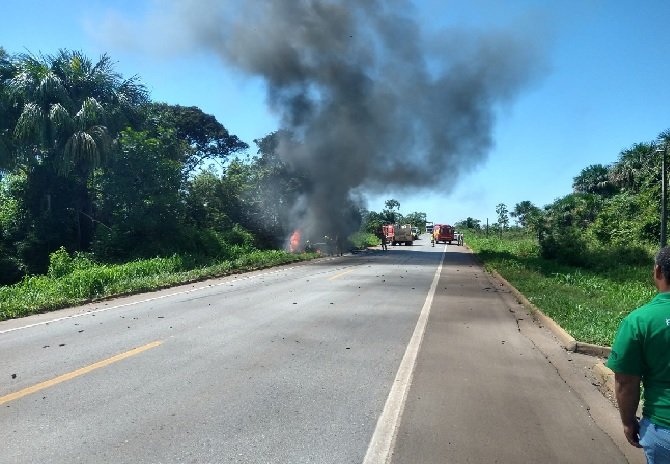 Carreta pega fogo após tentativa de ultrapassagem na BR-163 em Sinop