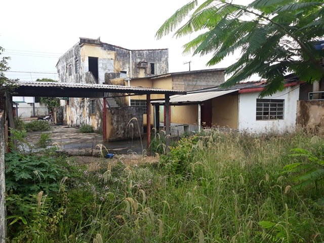 Prédio abandonado no centro de Colíder põe em riscos à saúde de moradores. (Vídeo)