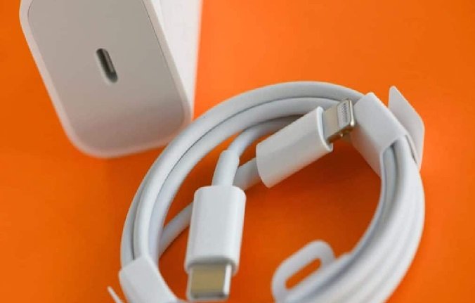 Justiça suspende novamente vendas de iPhones sem carregador no Brasil