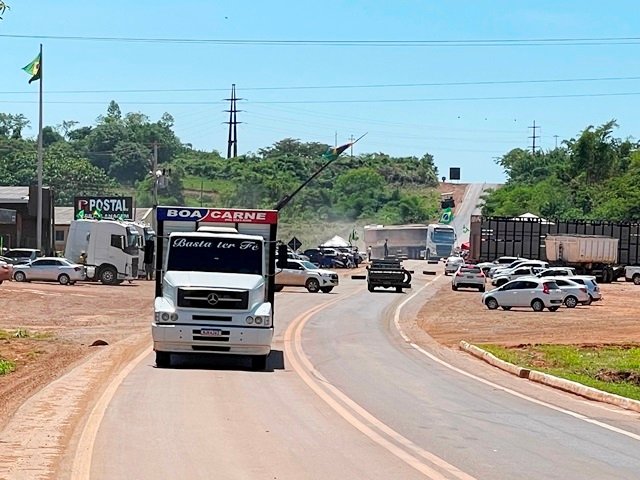 Manifestantes em Colíder liberam parcialmente a MT-320. (Vídeo)