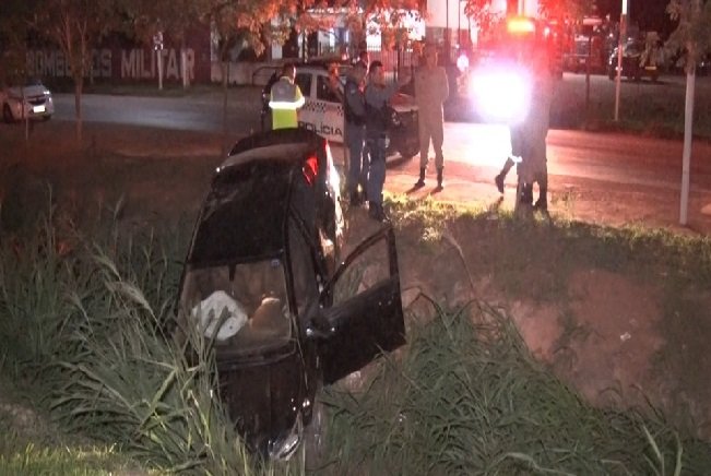 Motorista foge dos Bombeiros após cair com carro em vala em Sinop