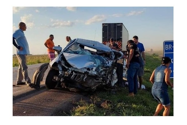 Criança morre e três pessoas ficam feridas em acidente com quatro veículos na BR-163