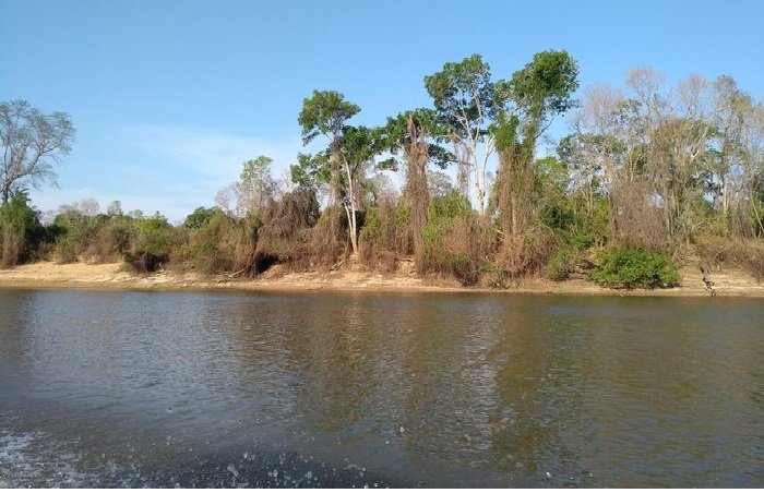 Menino de 2 anos desaparece após barco com família virar em lago em MT