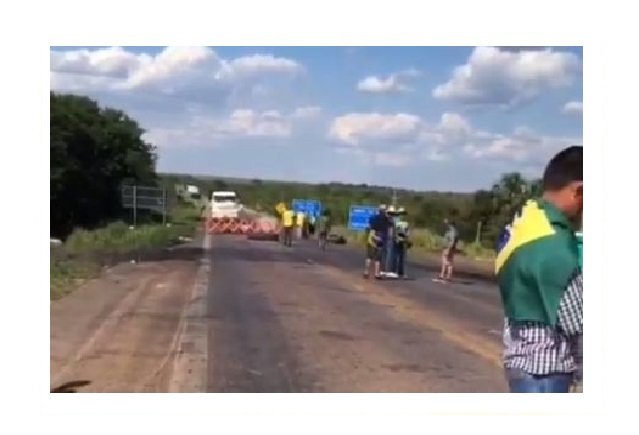 Manifestantes voltam a bloquear trechos em três rodovias de Mato Grosso