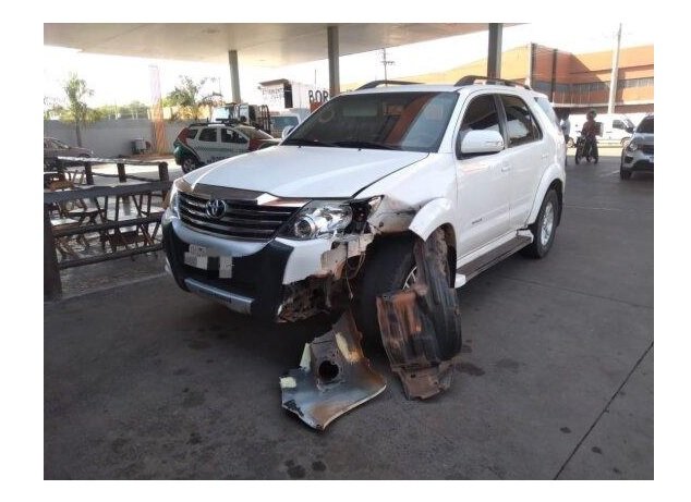 Após acidente, motorista abandona carro de luxo com 2 garotas de programa dentro