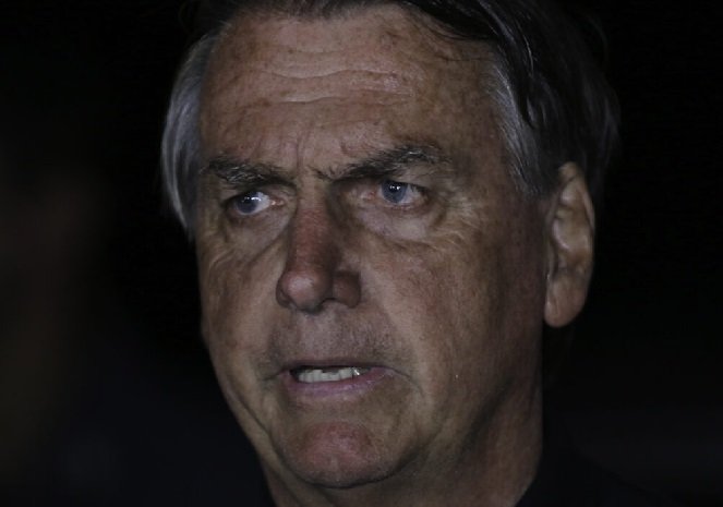 Bolsonaro participa de reunião de emergência convocada por comandante do Exército