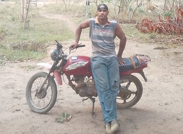 Tharles tentou fugir, mas foi preso e disse que assassinou a mulher a facadas e o homem com golpes de foice