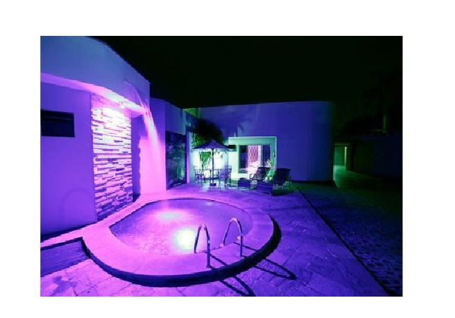Mulher flagra marido em motel, destrói carro e agride prostituta