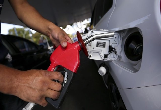 Gasolina sobe pela 5ª semana seguida e fica acima de R$ 5