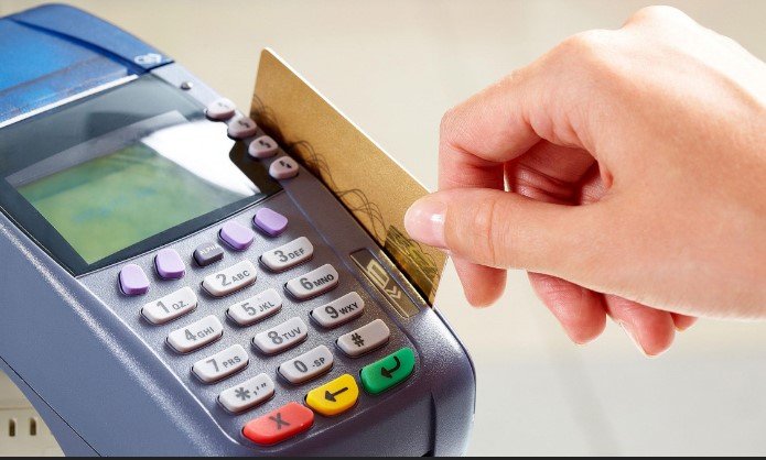 Ladroes furtam casa de mulher em Colíder e realizam compras com seus cartões de credito.