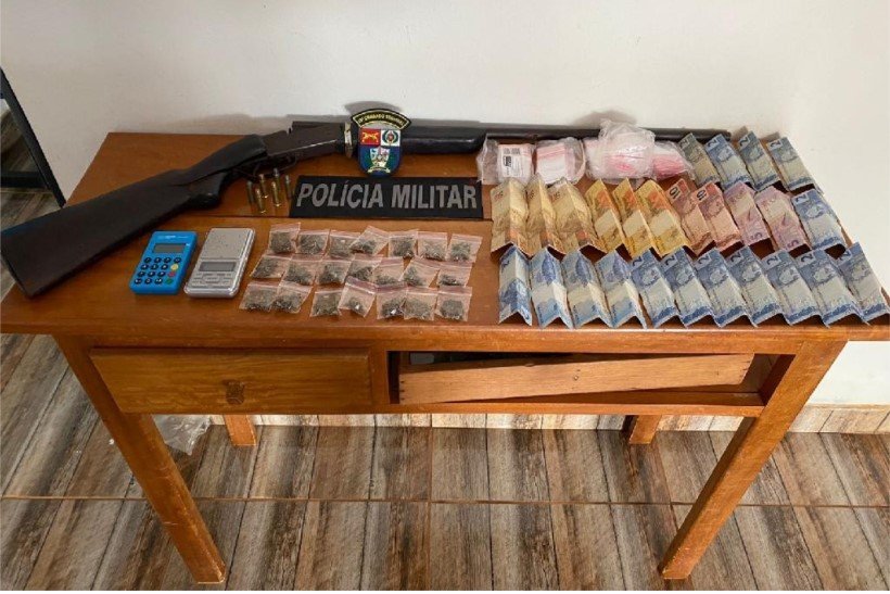Homem é preso pela Polícia Militar após ser flagrado com munições, maconha e cocaína
