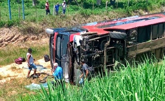 Ônibus de viagem tomba e deixa dois feridos na BR-364