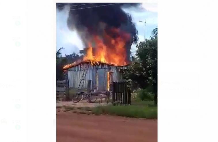 Casal tem casa destruída em incêndio no Trevo Ouro Verde em Colíder. (Vídeo)