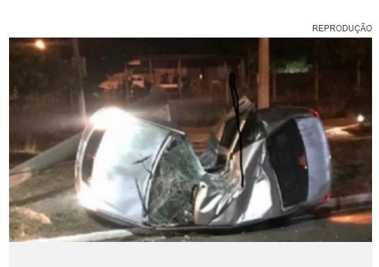 Motorista perde controle e bate em poste de energia
