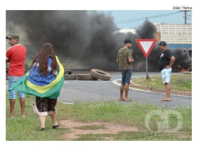 Manifestantes causam acidente e ameaçam explodir ponte de Peixoto em MT.