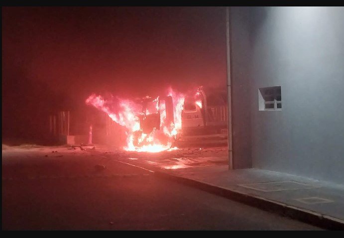 Urgente: Base da Rota do Oeste de Lucas do Rio Verde é atacada; ambulância e guincho queimados