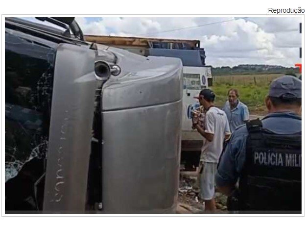 Caminhoneiro tenta furar bloqueio em alta velocidade e tomba carreta em MT