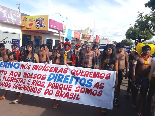 Índios protestam no centro de Colíder contra atendimento do HRCOL e Bolsonaro. (Vídeo)