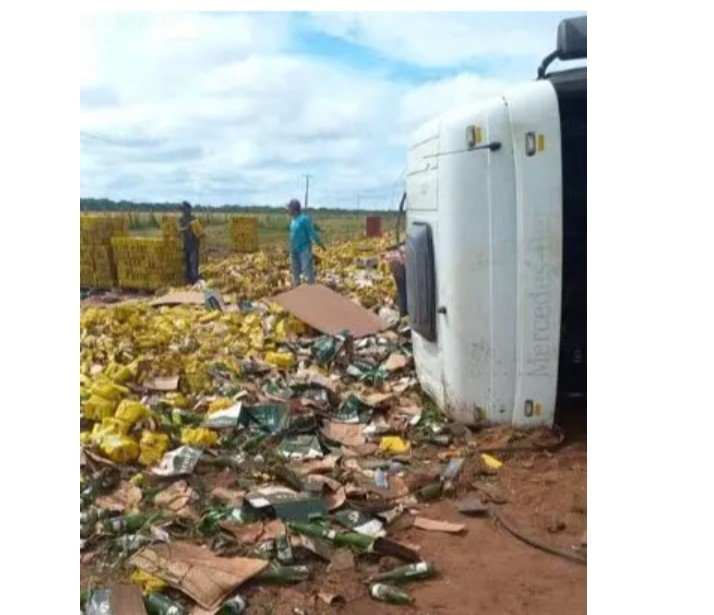 Carreta carregada com cerveja tomba na BR-163 próximo a Nova Mutum