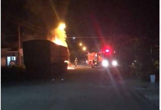 Carreta fica destruída após ser atingida por incêndio em Sinop
