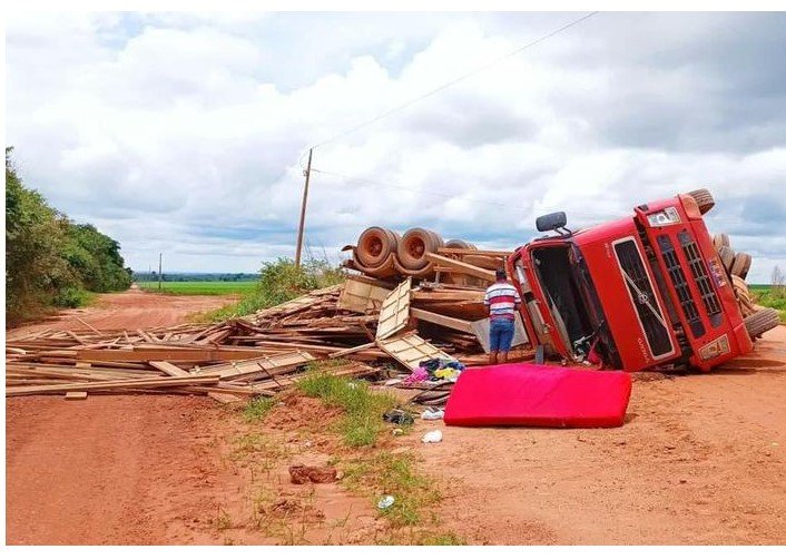 Caminhão carregado com madeiras tomba e carga se espalha na pista em MT