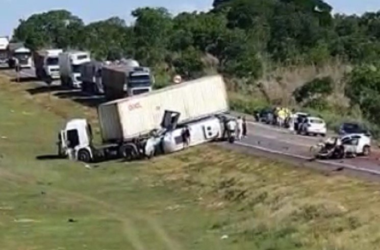 11 pessoas ficam feridas após acidente envolvendo 5 veículos em MT