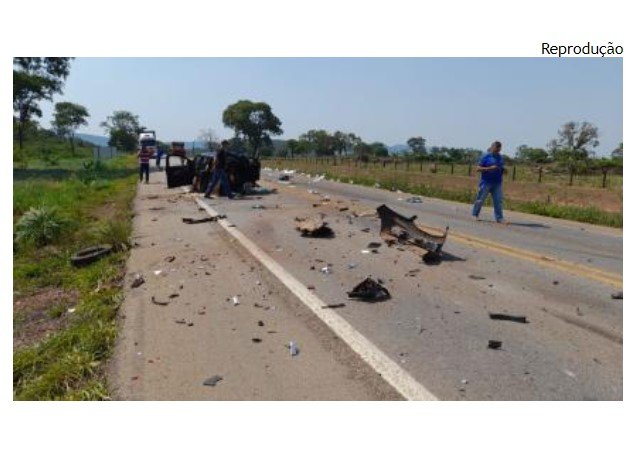 Batida entre carros e carreta arranca motor e mata mulher