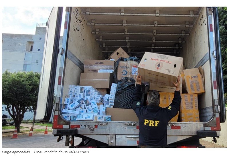 PRF apreende carga recheada com chocolates e cigarros na BR-163