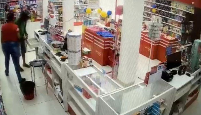 Bandidos assaltam farmácia no Centro de Sorriso.