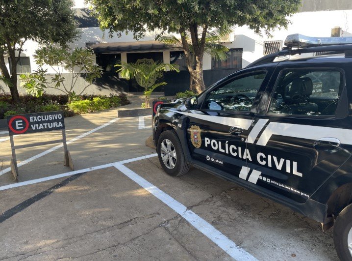 Homem diz que vai cortar ex-mulher com faca 'pedacinho por pedacinho' se ela não voltar com ele