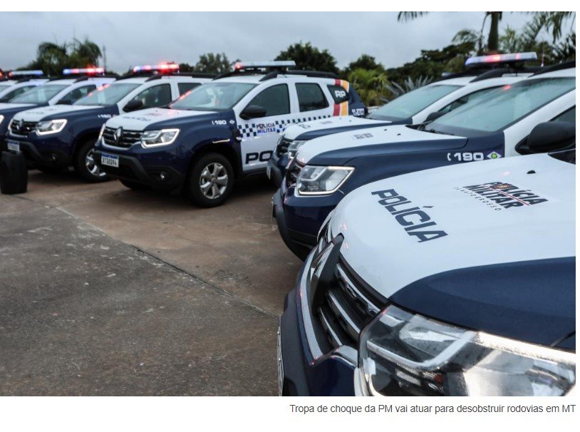 Homem agride mulher com facão, leva surra de populares e é levado pela Polícia