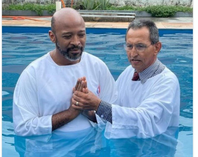 Ex-padre é batizado em igreja evangélica do MT