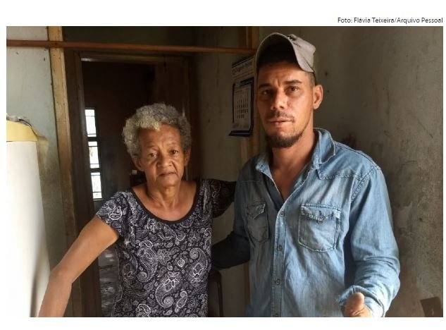 Pedreiro conserta telhados de graça para famílias sem condições de arrumar goteiras