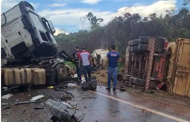 Motoristas são socorridos após duas carretas baterem na BR-163 entre Sinop e Itauba.
