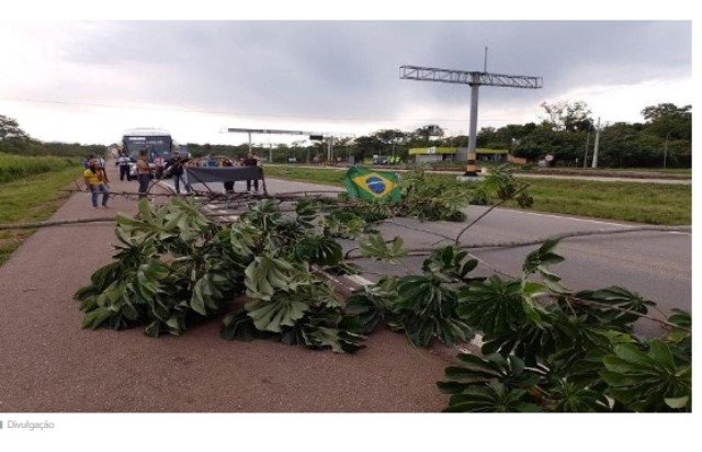 PRF desbloqueia rodovia BR-364 após manifestação de grupo de indígenas