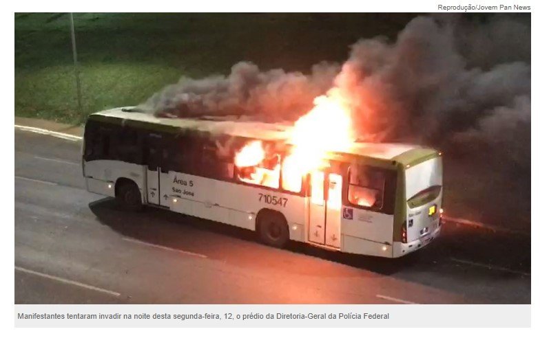 Manifestantes tentam invadir sede da PF em Brasília e ateiam fogo em carros e ônibus