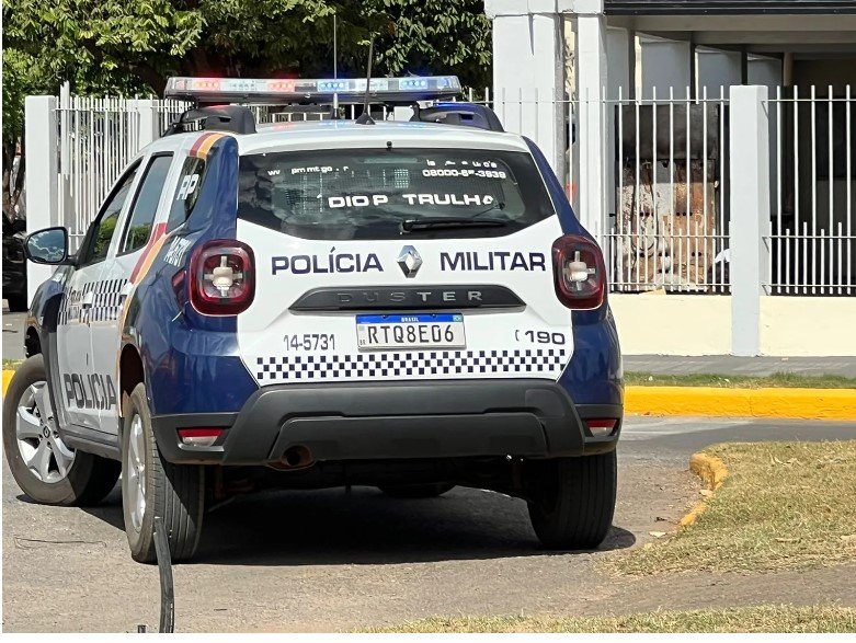 Com faca nas mãos, homem ameaça matar a esposa, caso aconteceu na mesma rua onde corpo de professora foi localizado sem vida