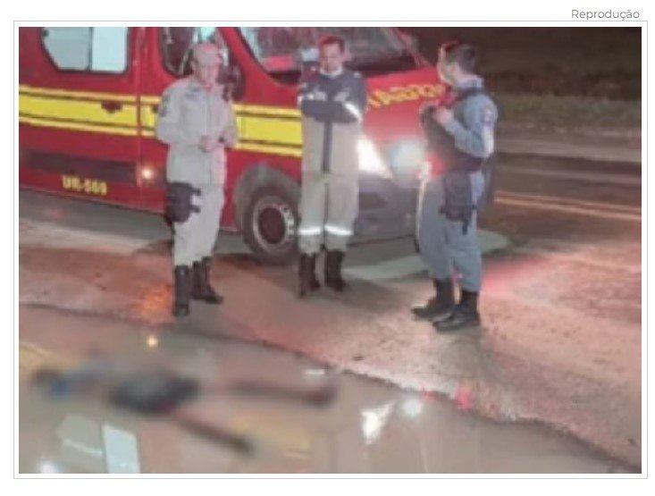 Corpo de homem é encontrado submerso em poça de água no meio da rua
